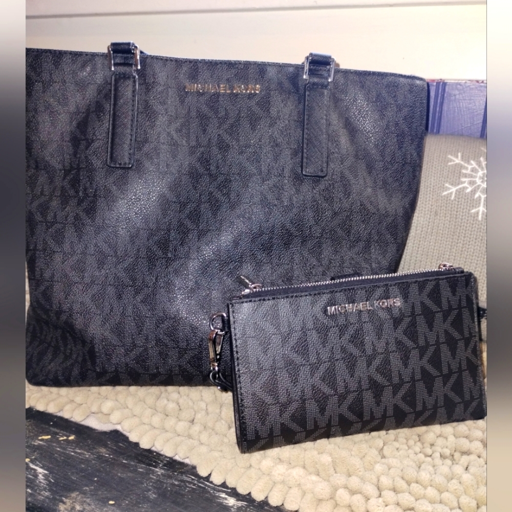 Michael Kors purse and wallet/wristlet- Like New